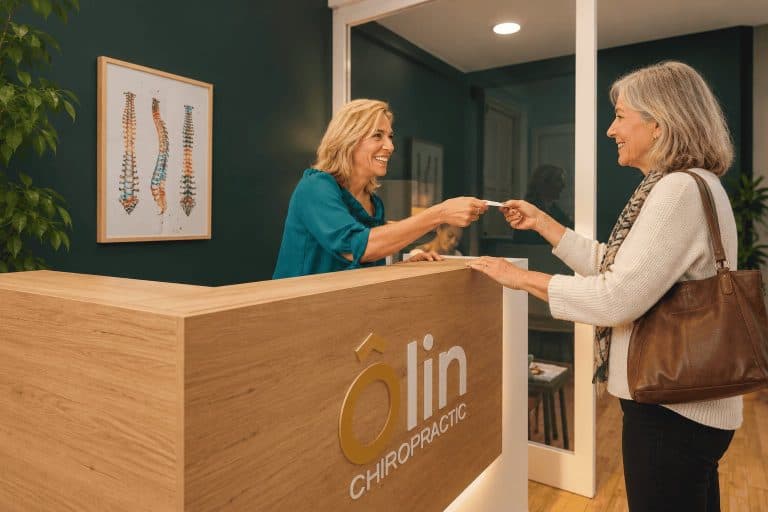 Accueil d'une cliente à la réception d'Ôlin Chiropractic